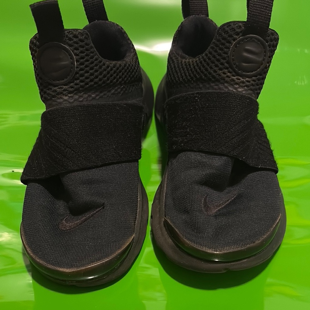 Nike Black Sneakers Sleek Slip-On Design